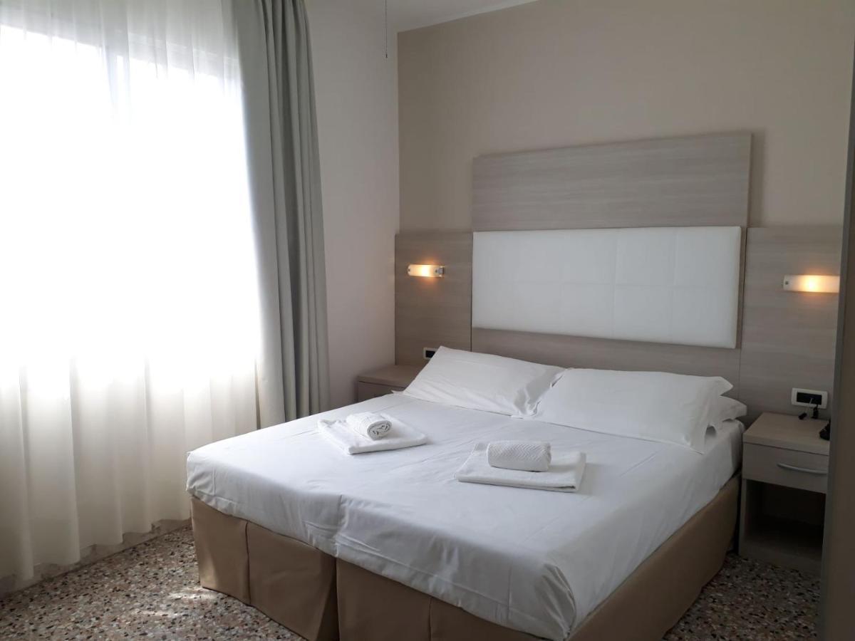 Hotel Atenea Golden Star Каорле Экстерьер фото