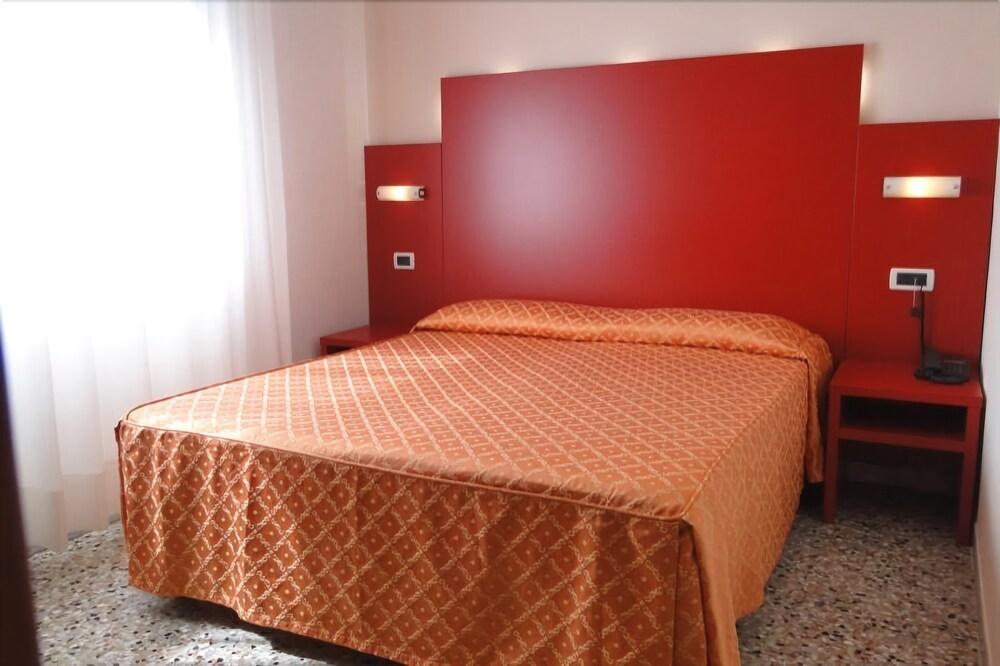 Hotel Atenea Golden Star Каорле Экстерьер фото