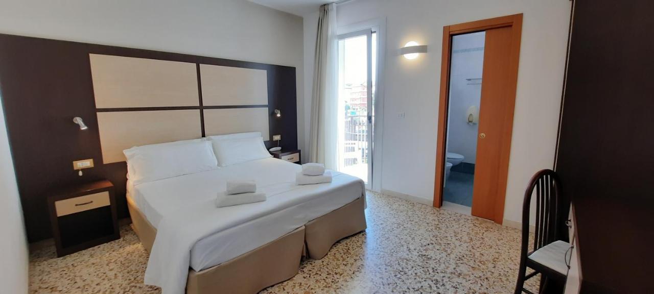 Hotel Atenea Golden Star Каорле Экстерьер фото