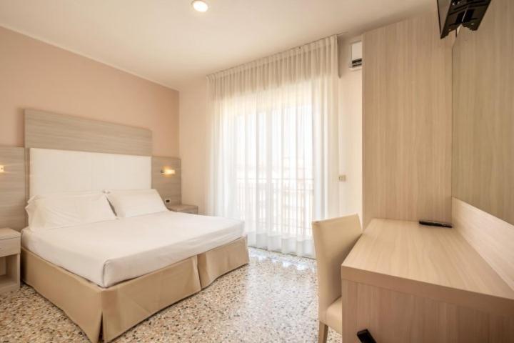 Hotel Atenea Golden Star Каорле Экстерьер фото