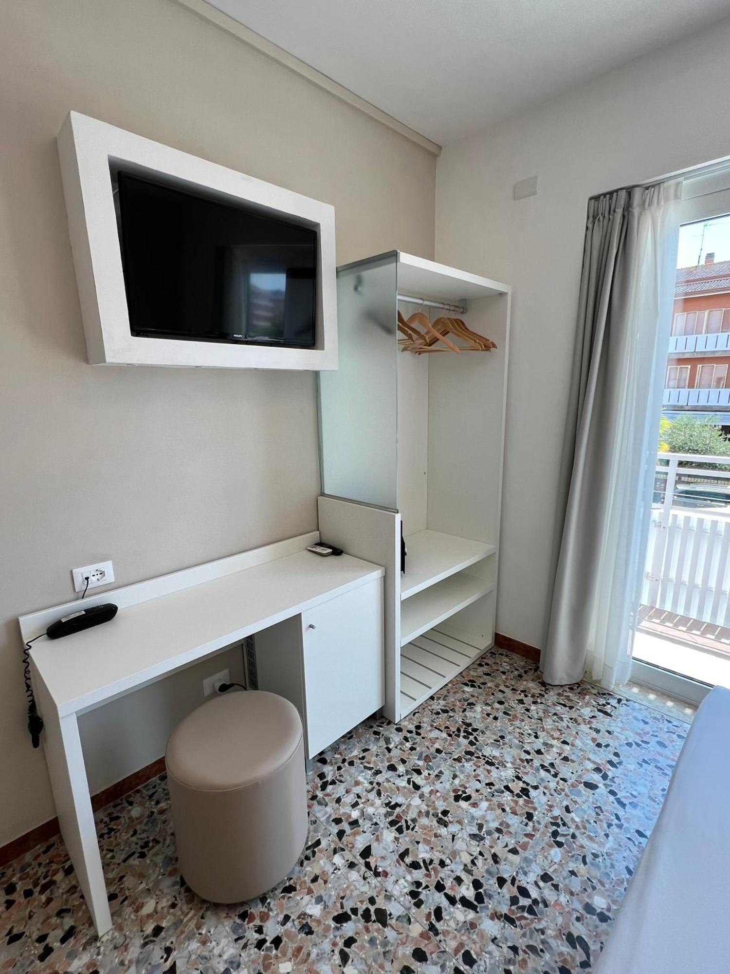 Hotel Atenea Golden Star Каорле Экстерьер фото