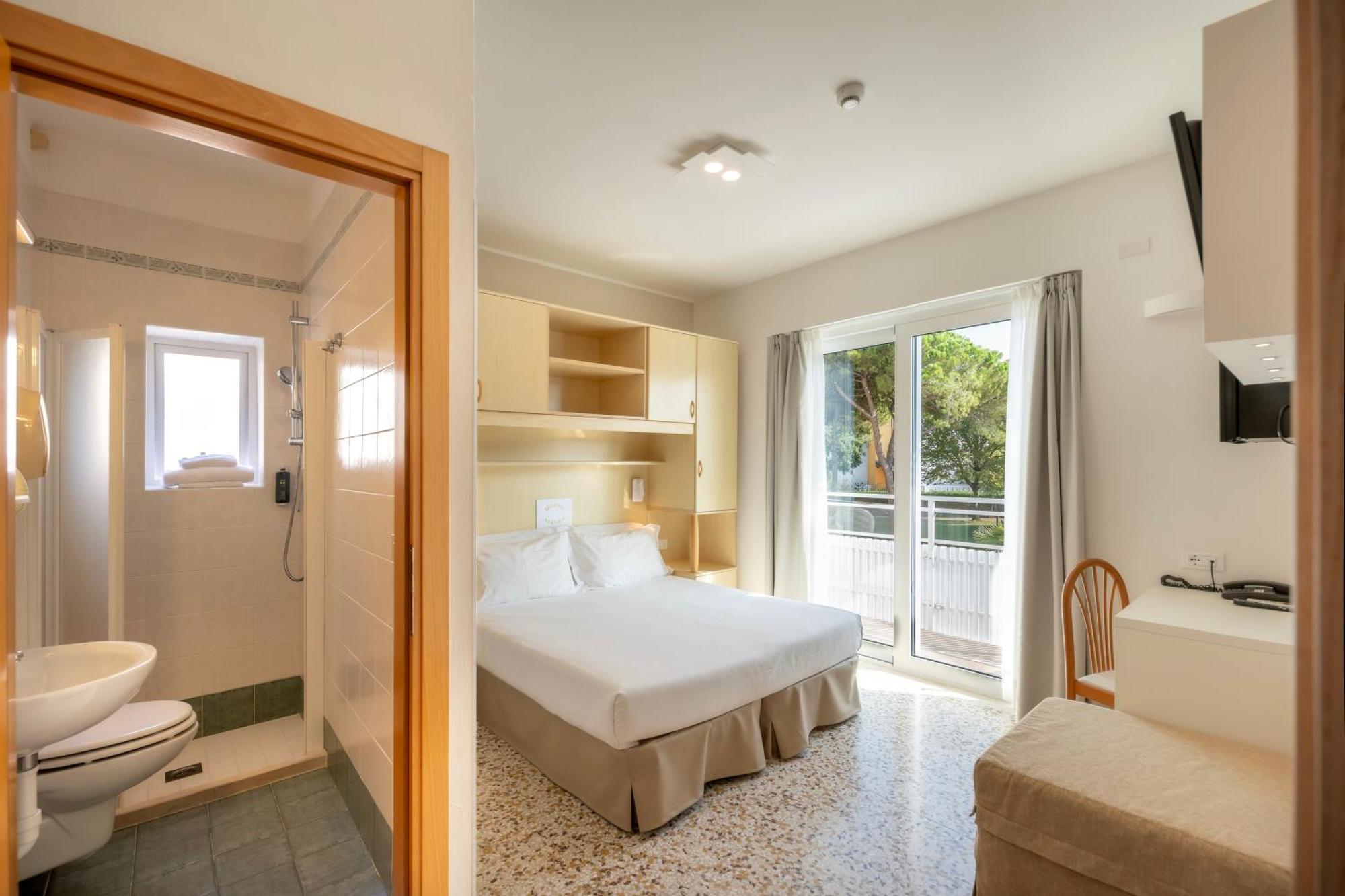 Hotel Atenea Golden Star Каорле Экстерьер фото