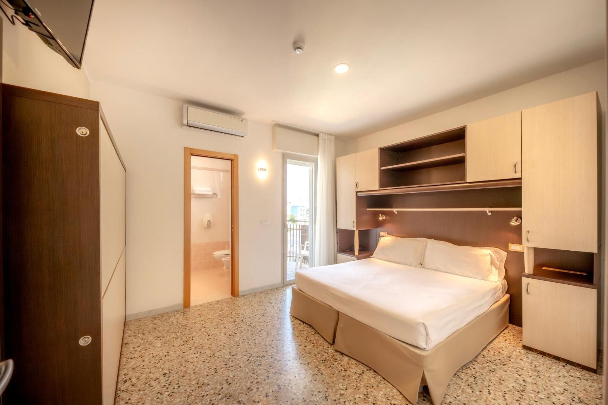 Hotel Atenea Golden Star Каорле Экстерьер фото
