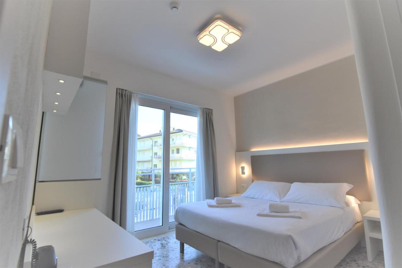 Hotel Atenea Golden Star Каорле Экстерьер фото